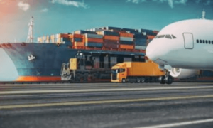 una strada con vari mezzi di trasporto merci tra cui furgoni e una nave cargo in primo piano anche una aereo