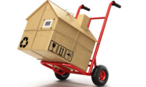 uno scatolone a forma di casetta in un carrello da trasloco rosso